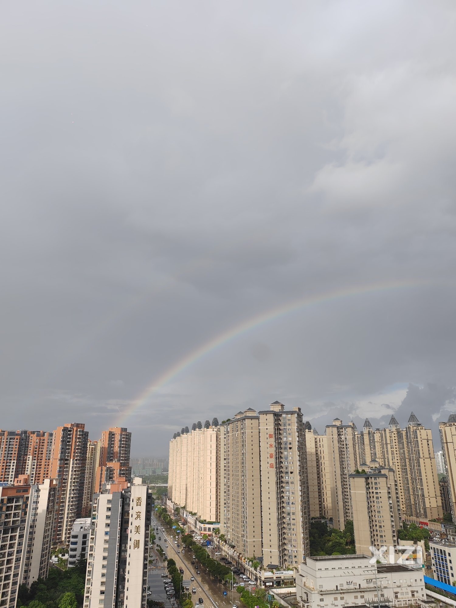 太阳雨，出现双彩虹
