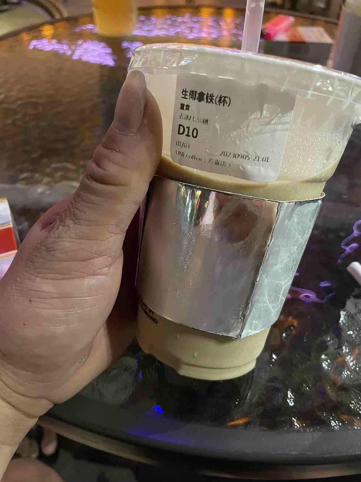 天阴沉阴沉的，晚上又下雨，无聊啊。