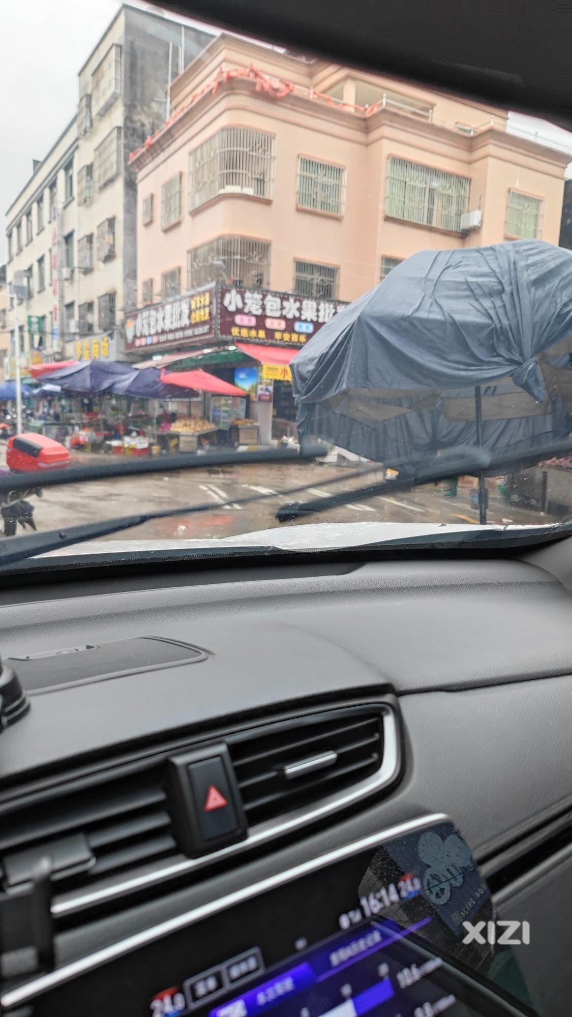 大岭东进学校后门农场路乱摆乱卖。