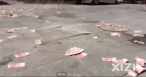 男子卖掉黄金项链，出店门后将15000多元撒向天空，众人捡起。