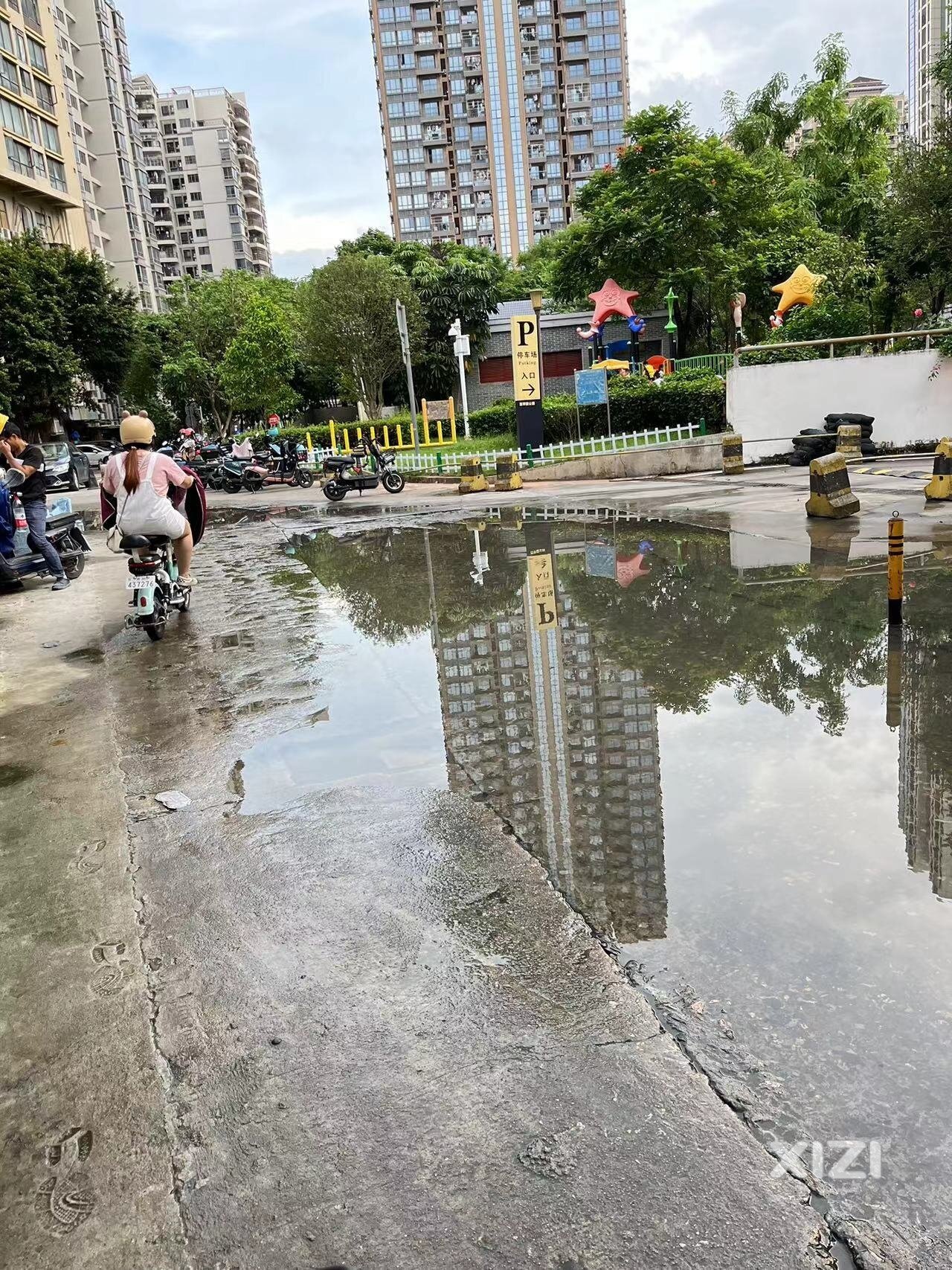 地面积水无人管，臭水横流坑摔人