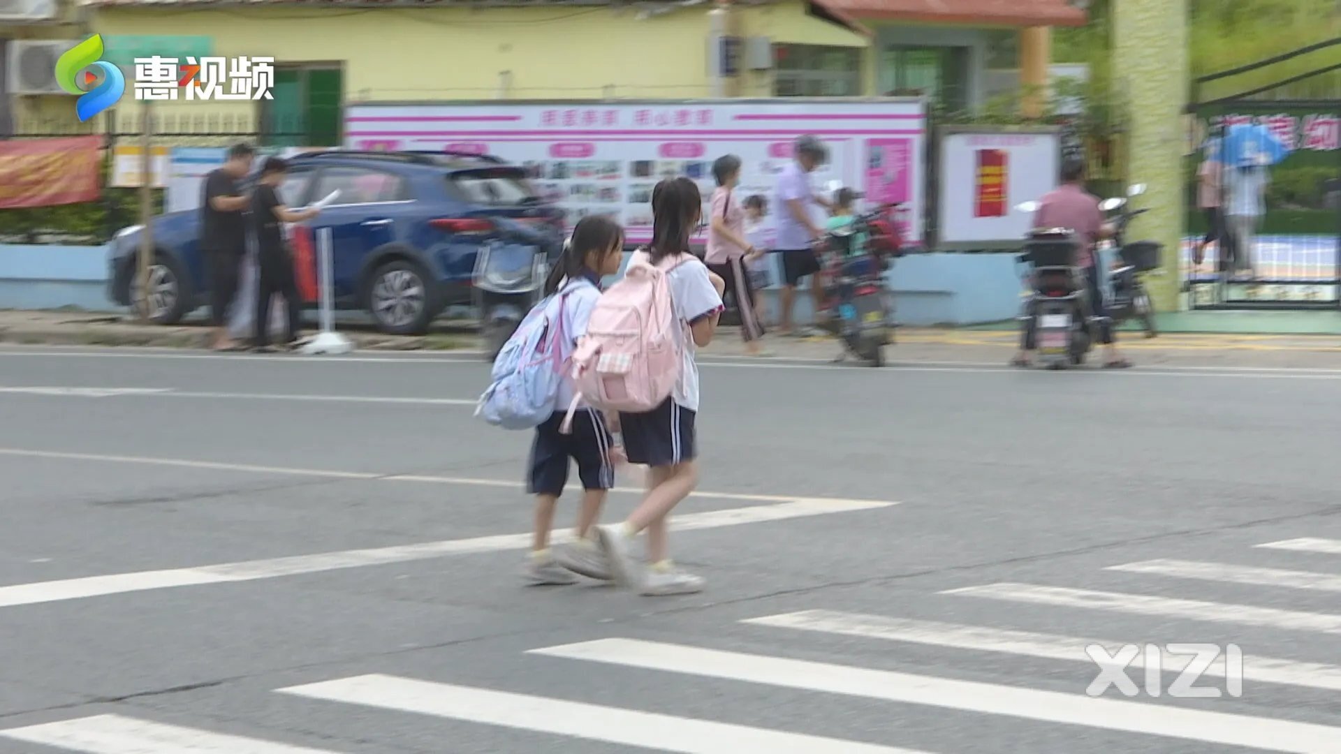 惠州一学校门前十字路口车辆混行，过马路时心慌慌