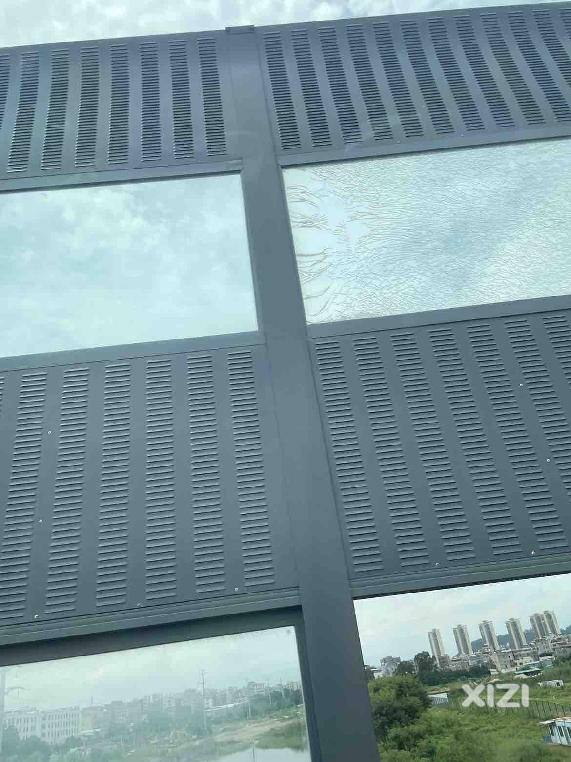 金龙大道快速路高架桥上的隔音屏玻璃破裂