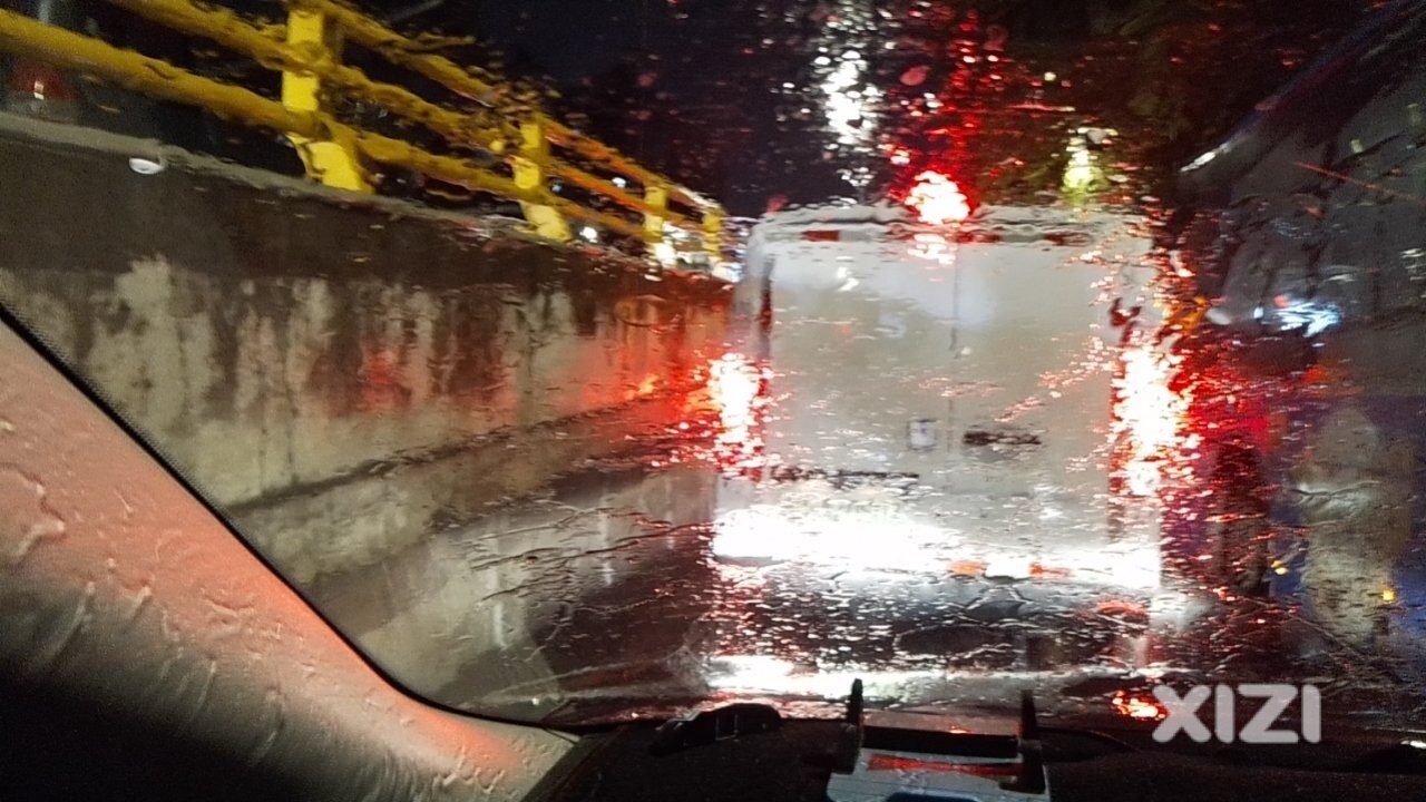 硬生生在鹅岭西路往麦地方向立交桥下堵了50分钟