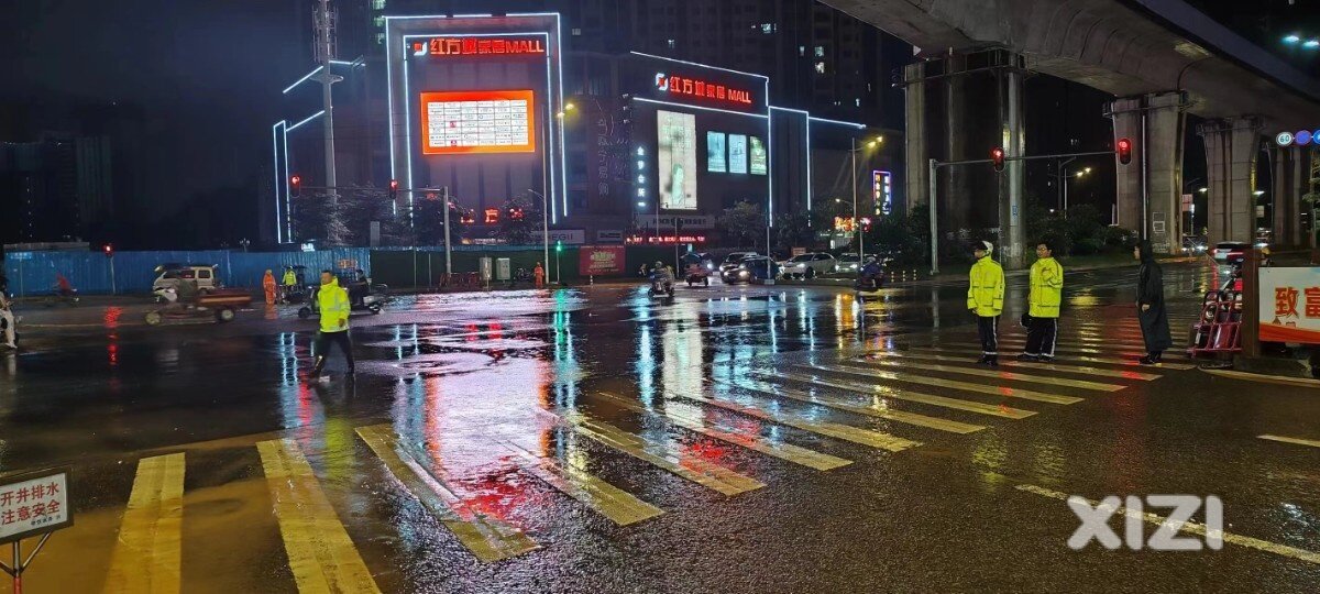 惠州出现持续降雨，陈江街道的白云路等路段出现积水