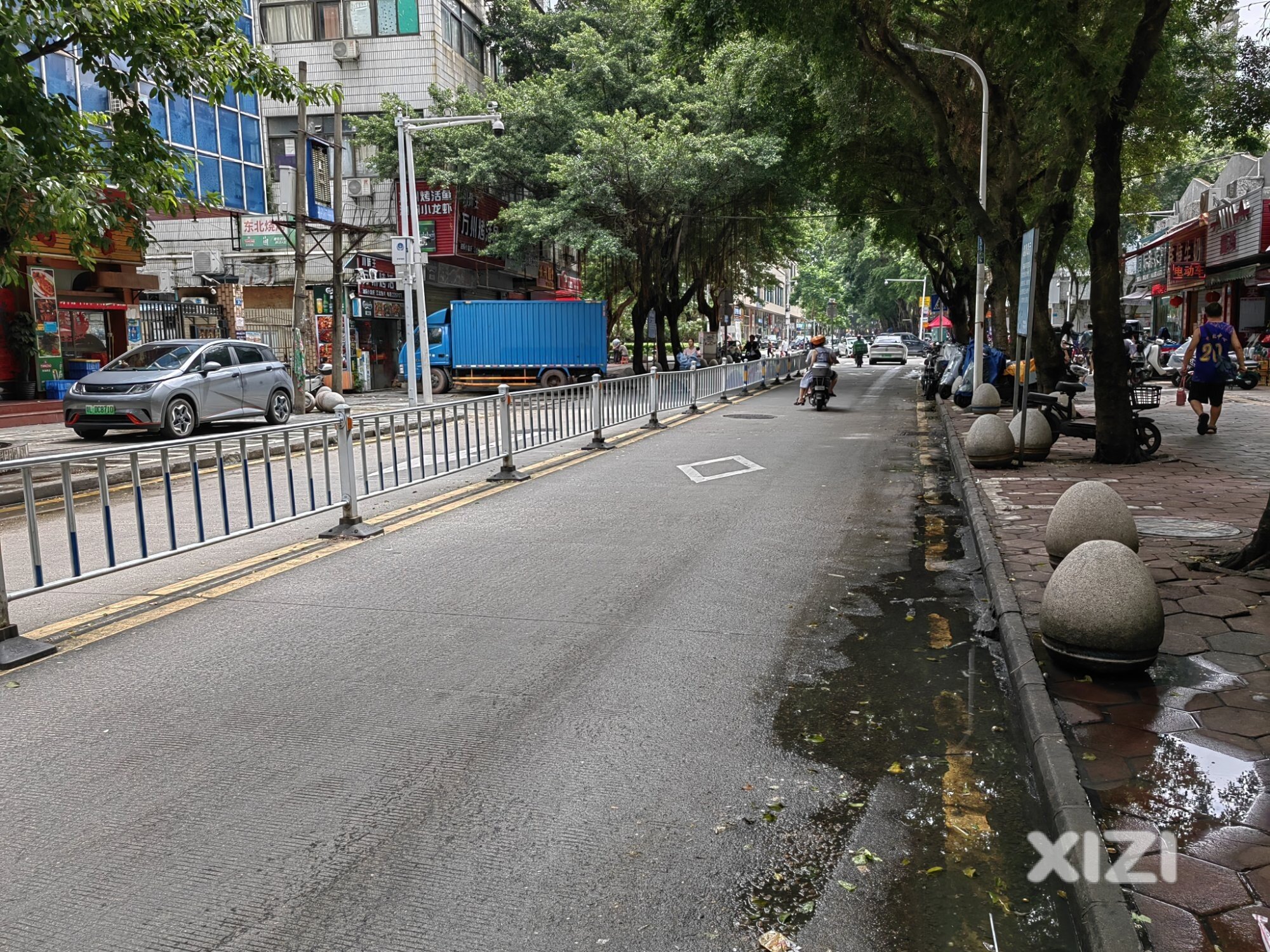 惠城区桥东街道东湖中路人行道被私家车严重占道！无法通行！