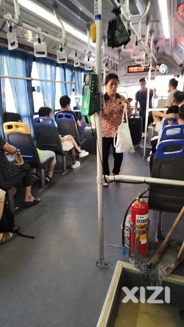 坐公交车下车忘刷卡要付出代价