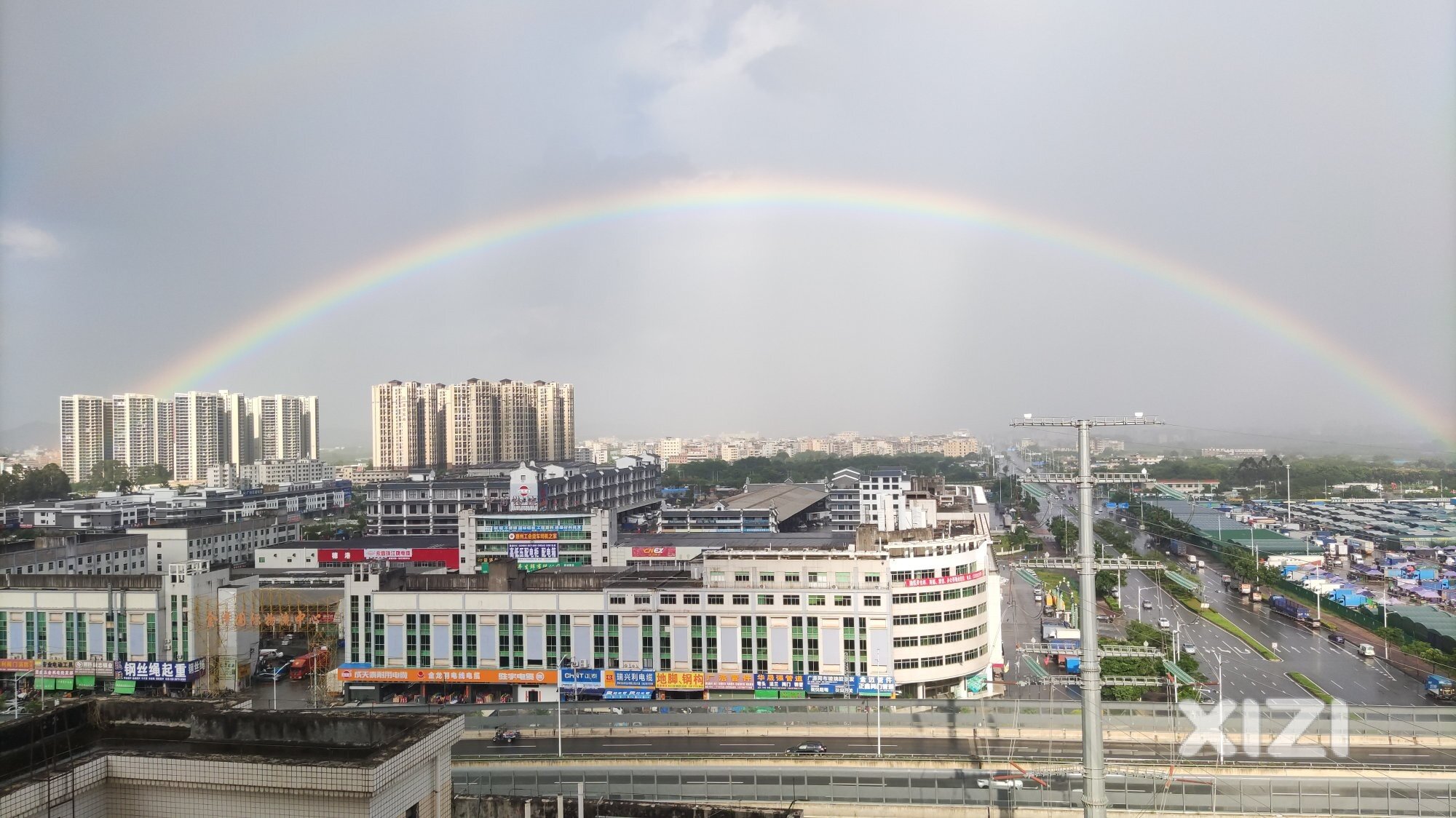 风雨来了，彩虹也献身