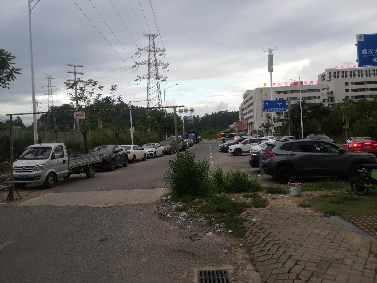 陈江海格厂和山水大关之间的背樟路乱停车