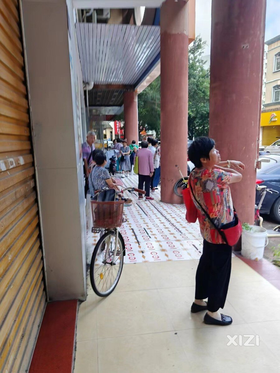 升平苑附近的阿公阿婆 要小心咯