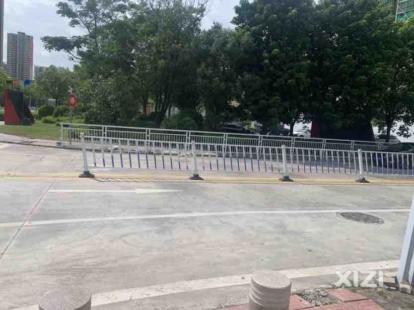 中间栏杆，两边栏杆，为啥这么多栏杆？