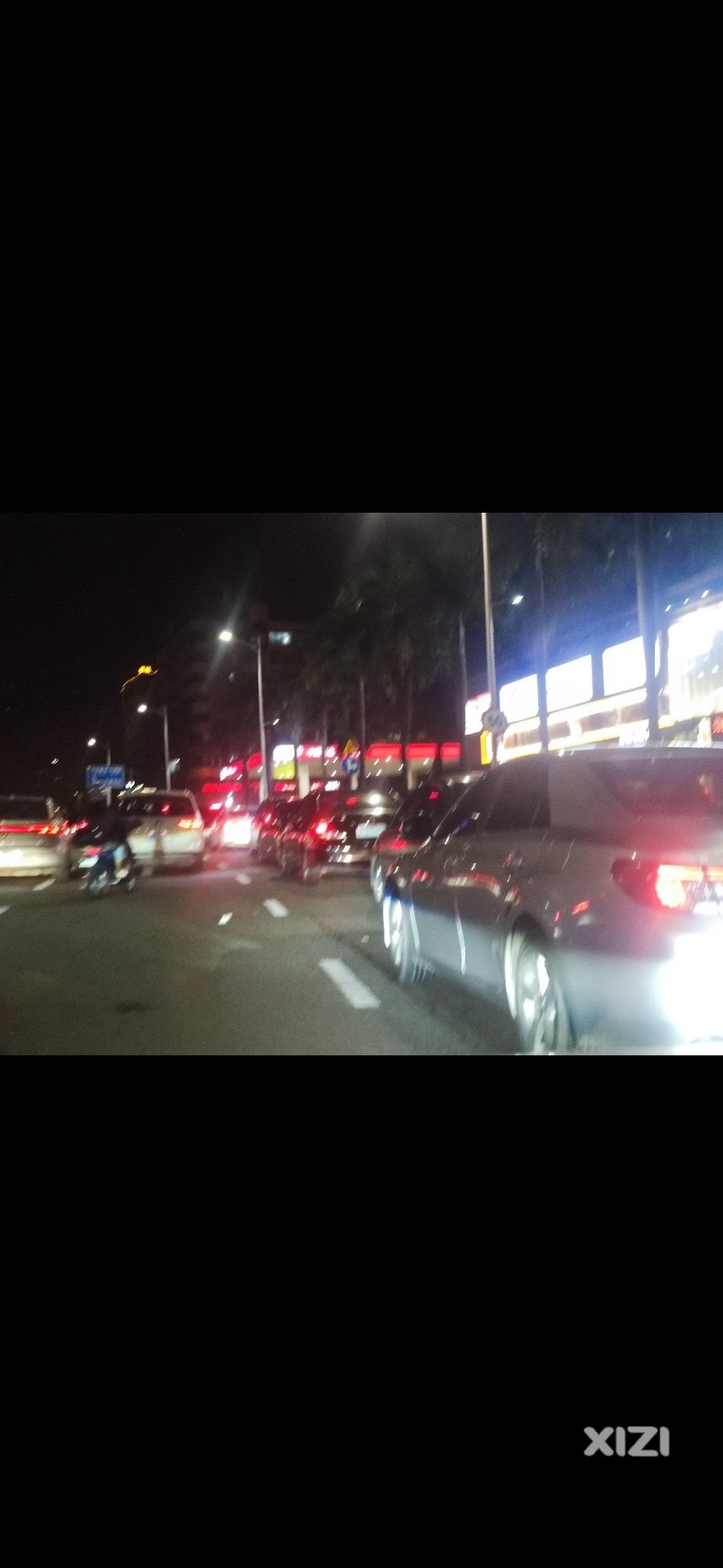 油价上涨，深夜排队加