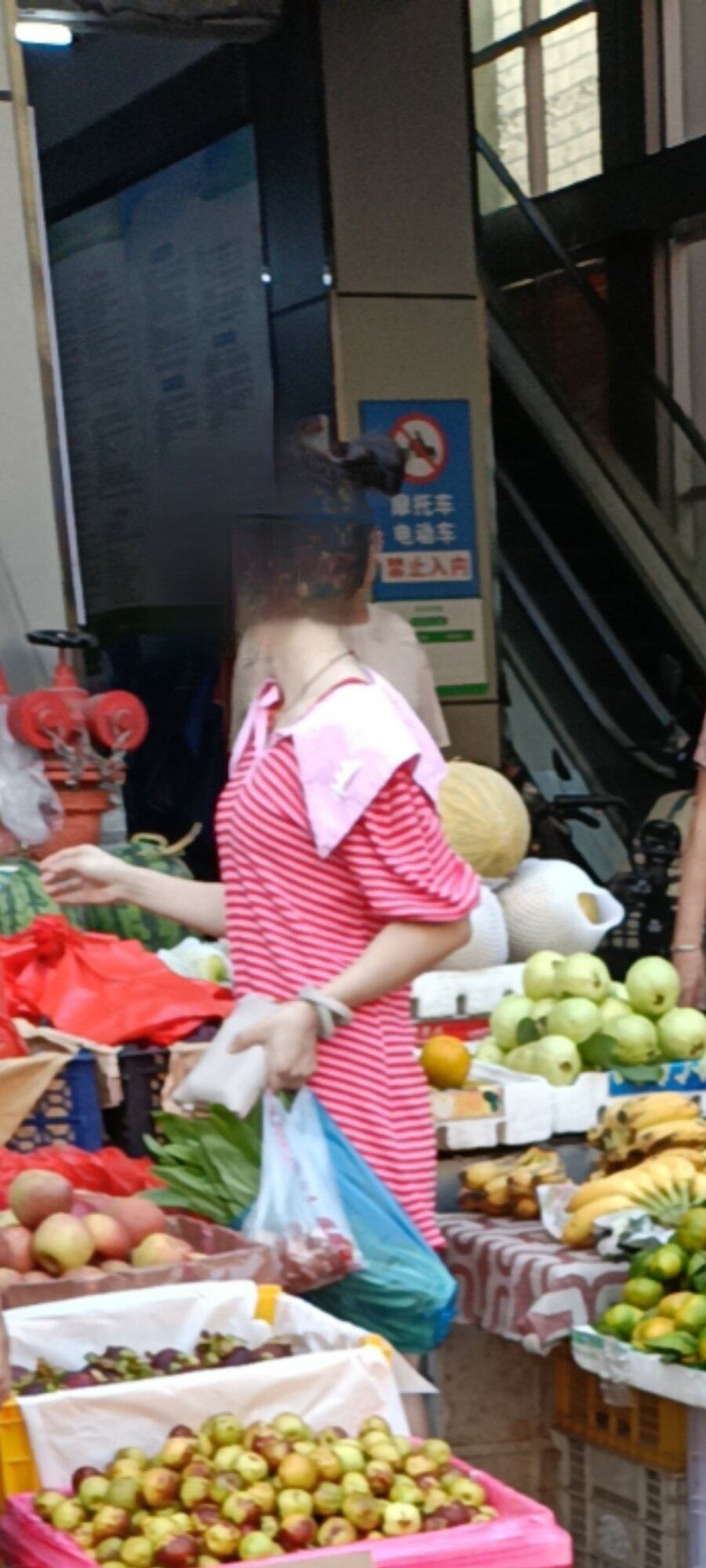 早上[左看右看]这女在水果挡买