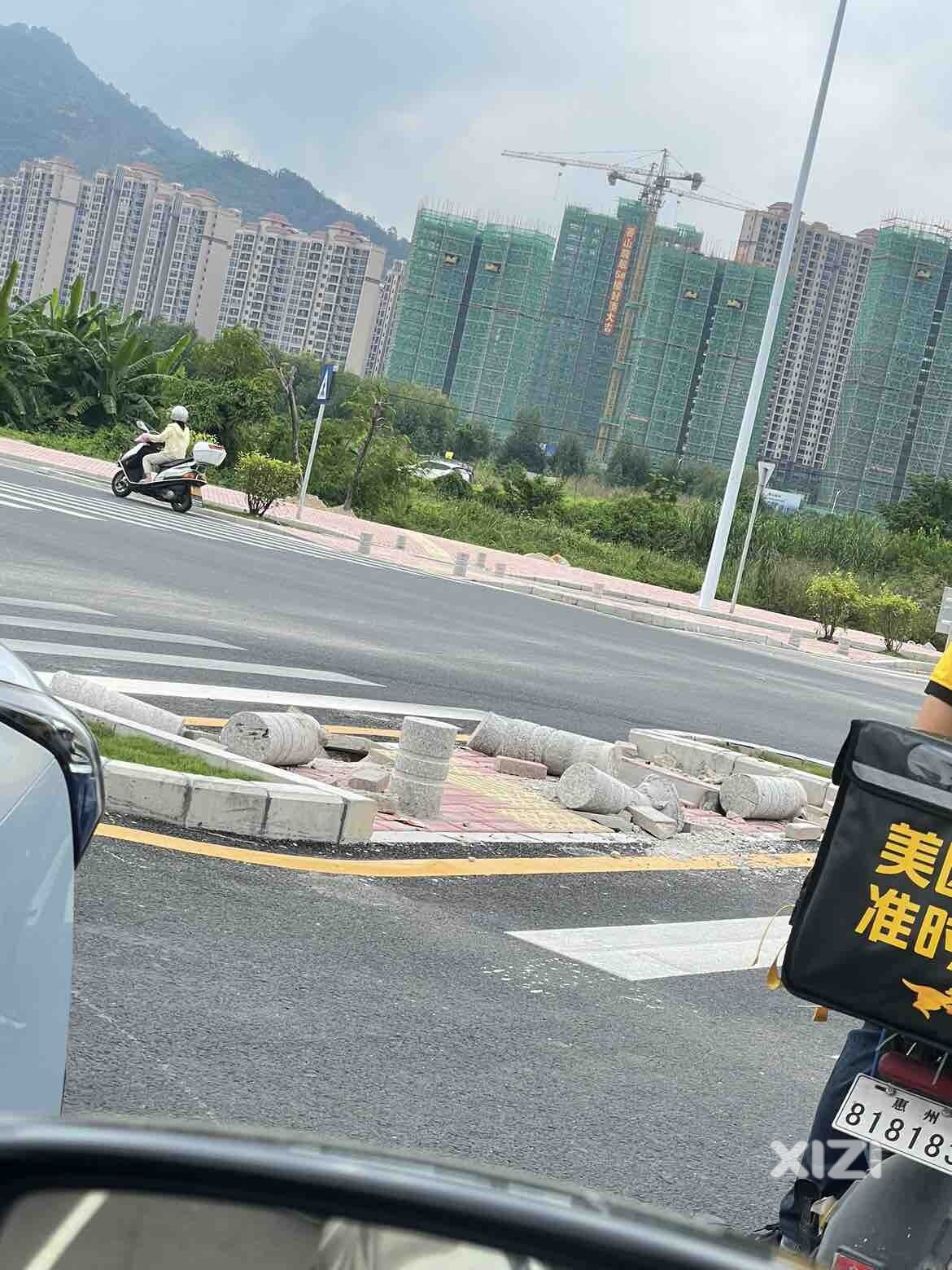 才开通几天的新桥就破烂不堪？！