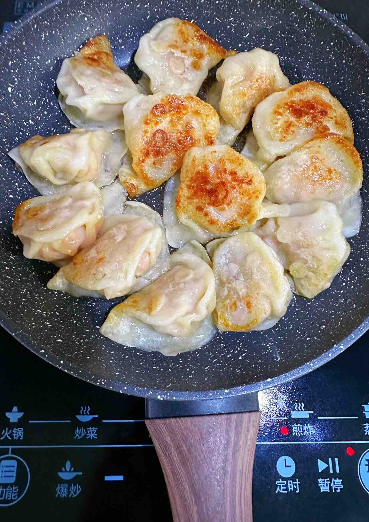 大家煎饺子是直接生煎还是蒸熟了再煎？