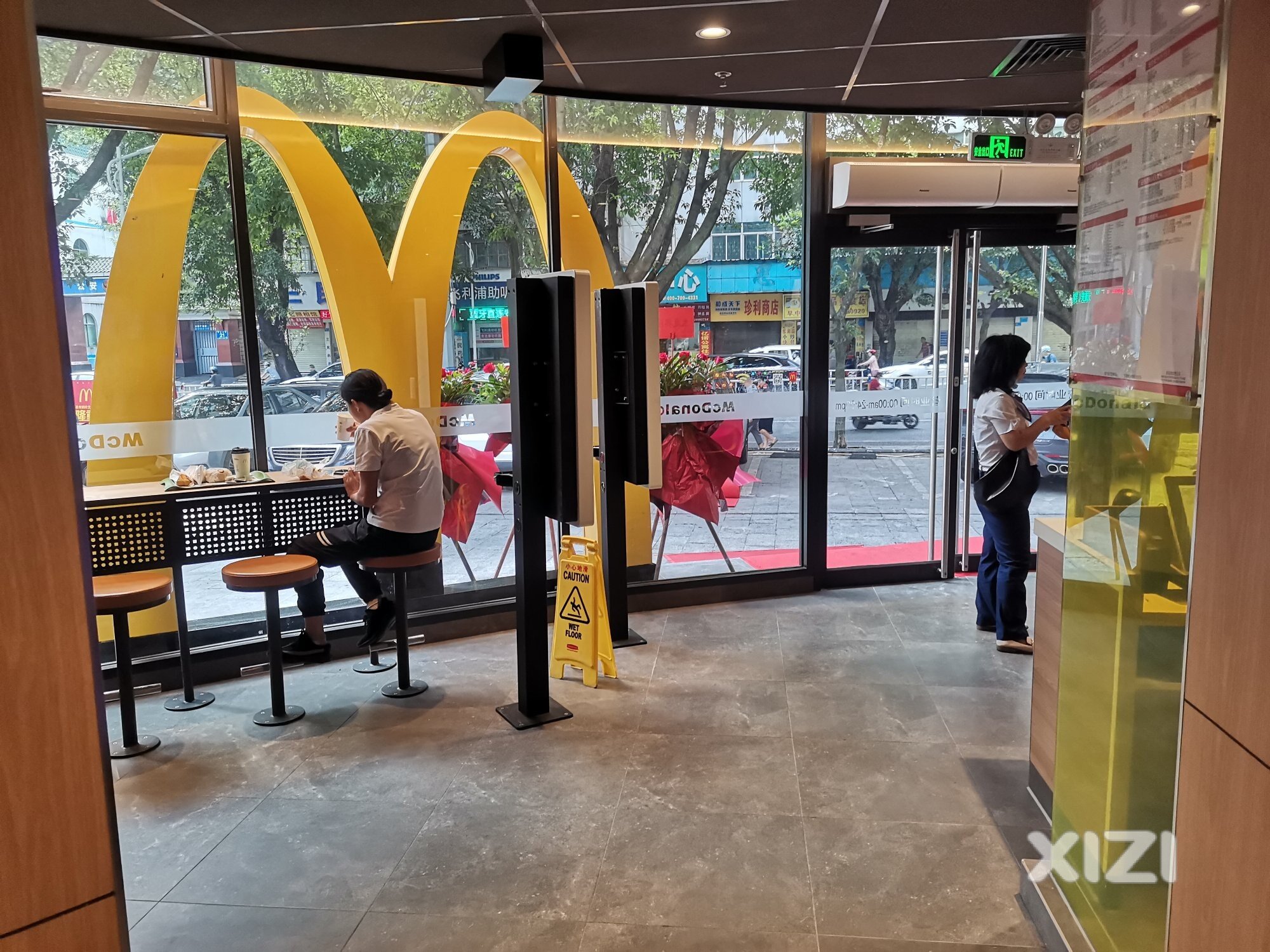 鹅岭北路麦当劳，在新地址重新开张