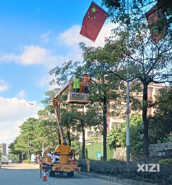 迎国庆，淡水城区悬挂国旗