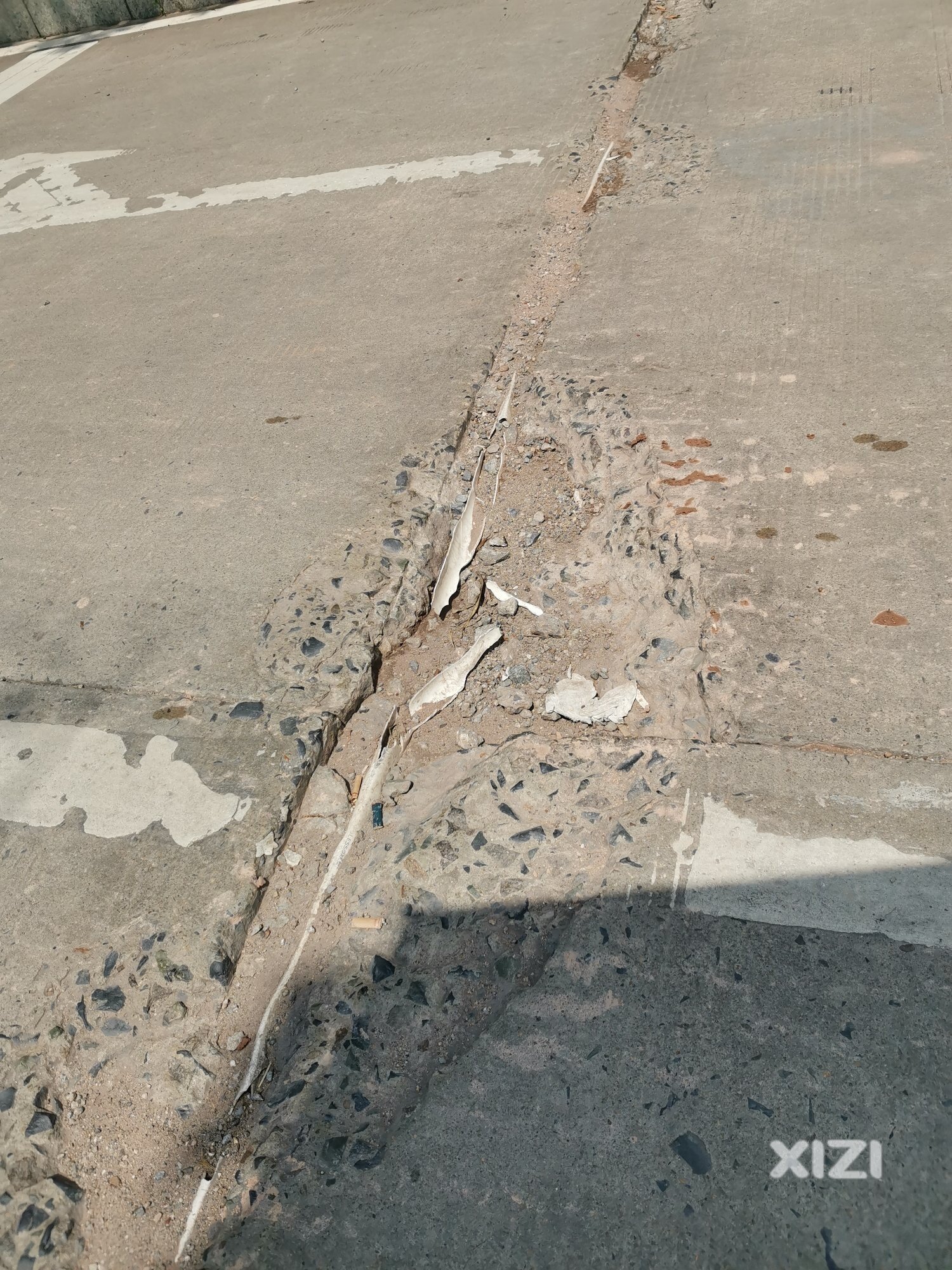 体育馆后面路中间的大坑。