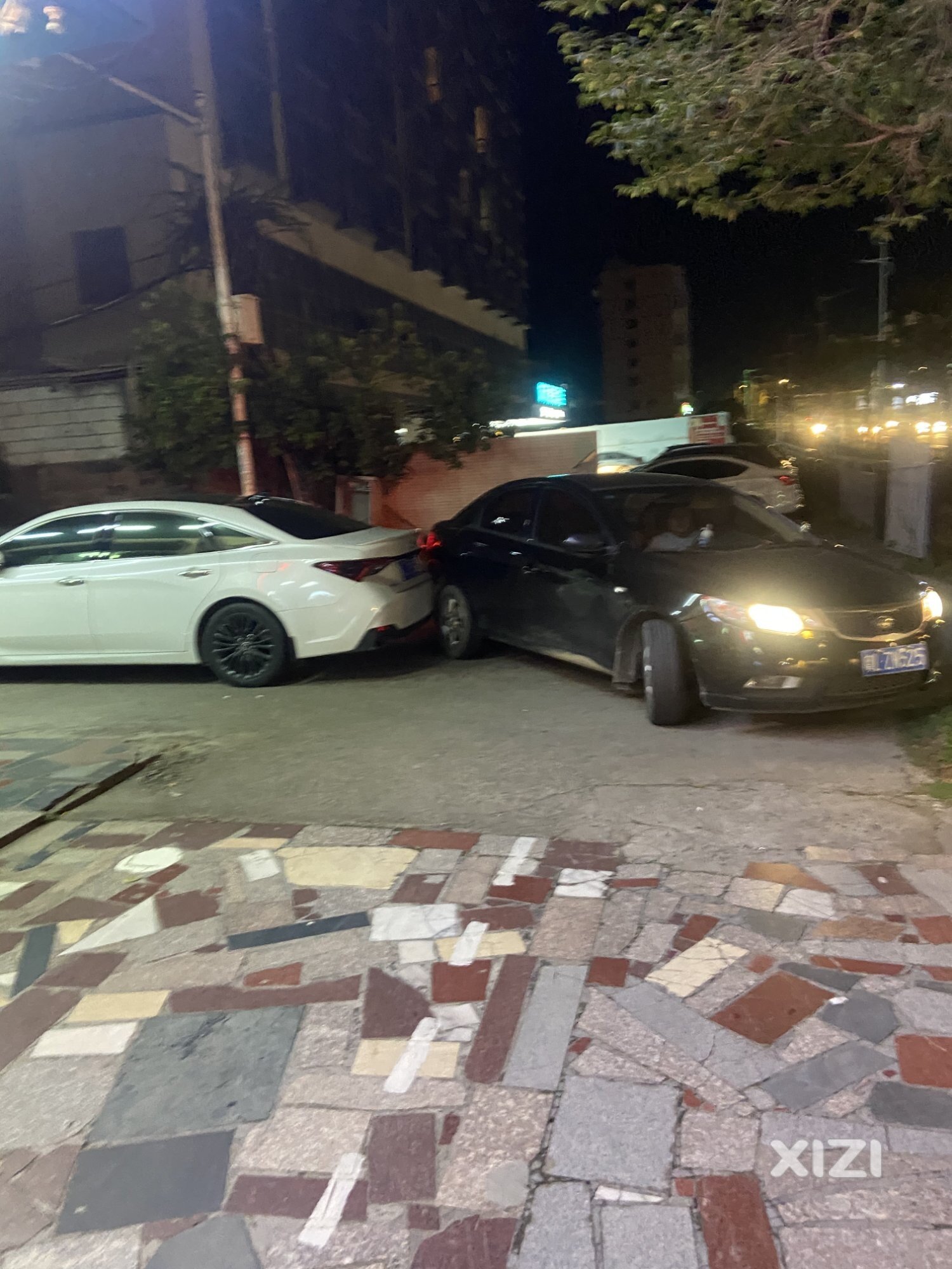 粤LZW525逃逸