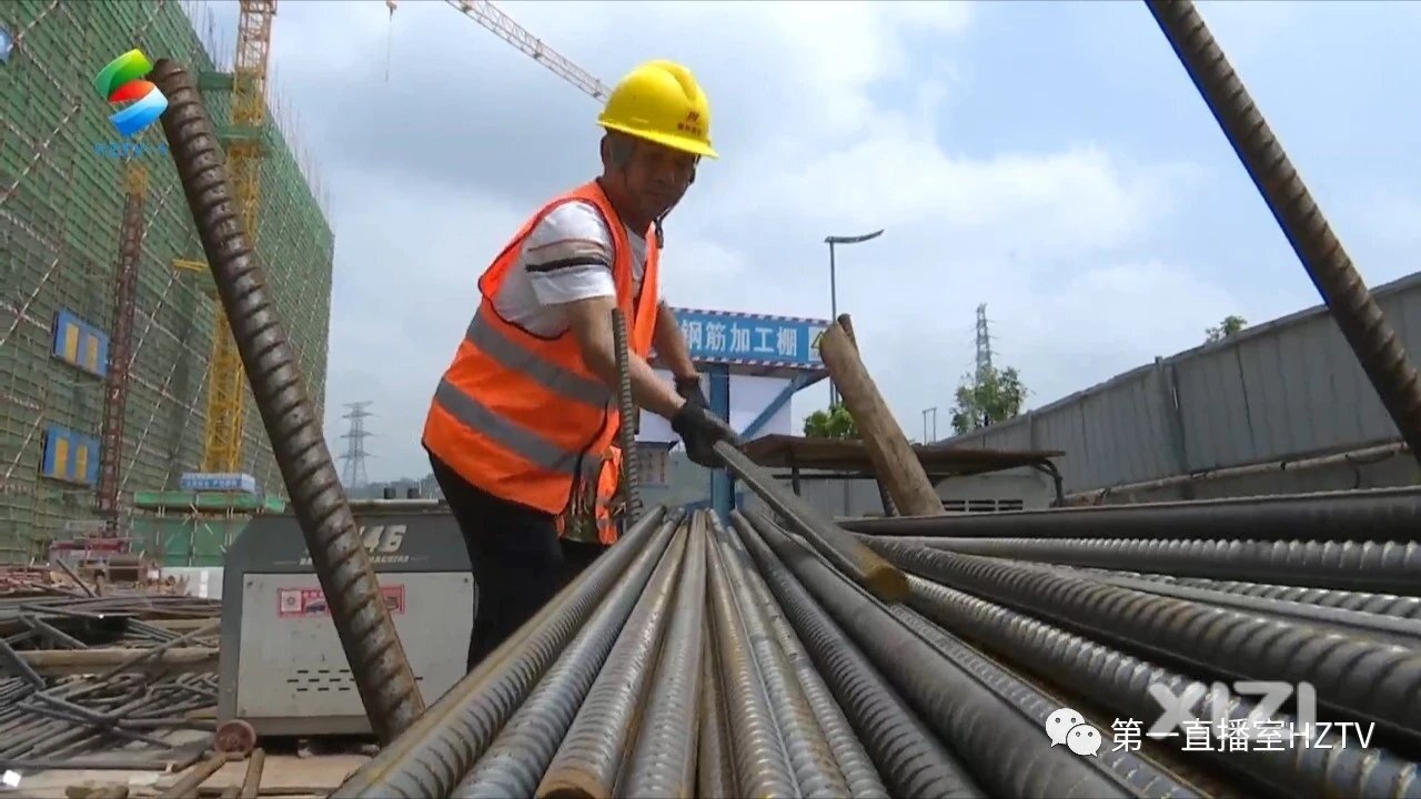 记者走访：高温下热浪中 建筑工地错时施工