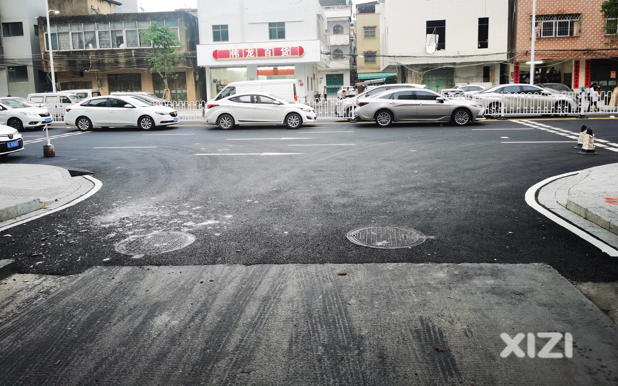 叶挺东路路段刚修好的路，老十字路口装护拦？！不合理！