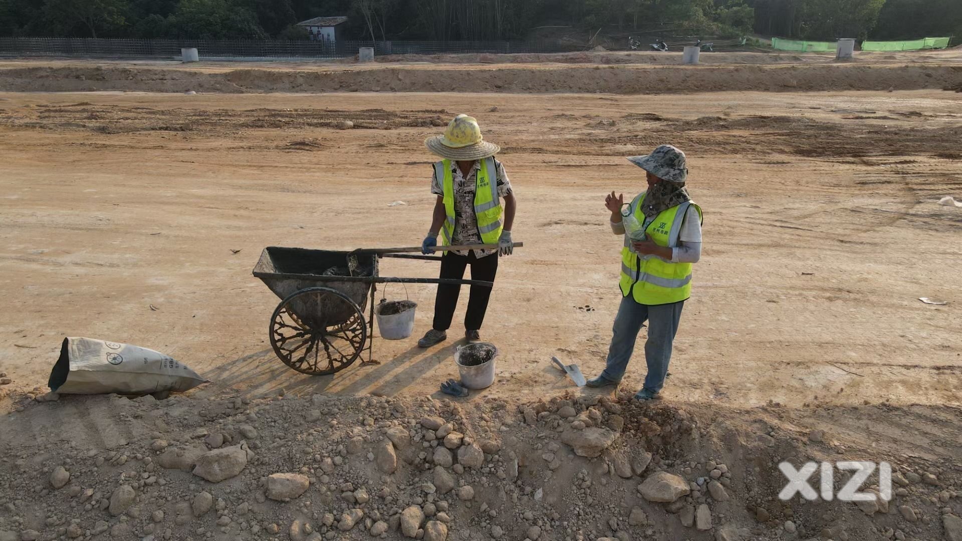 四十度高温，广汕高铁惠城南站坚守岗位的工人们