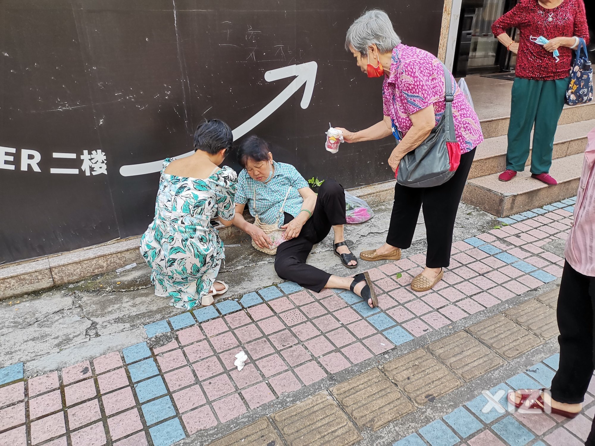 赞好心人帮晕倒的大妈