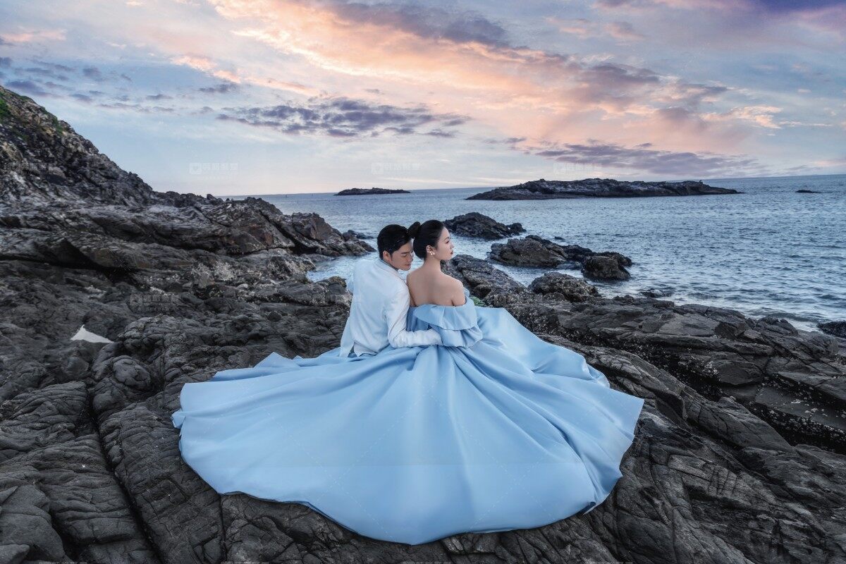 氛围感拉满的海上礁石婚纱照，太浪漫了✨