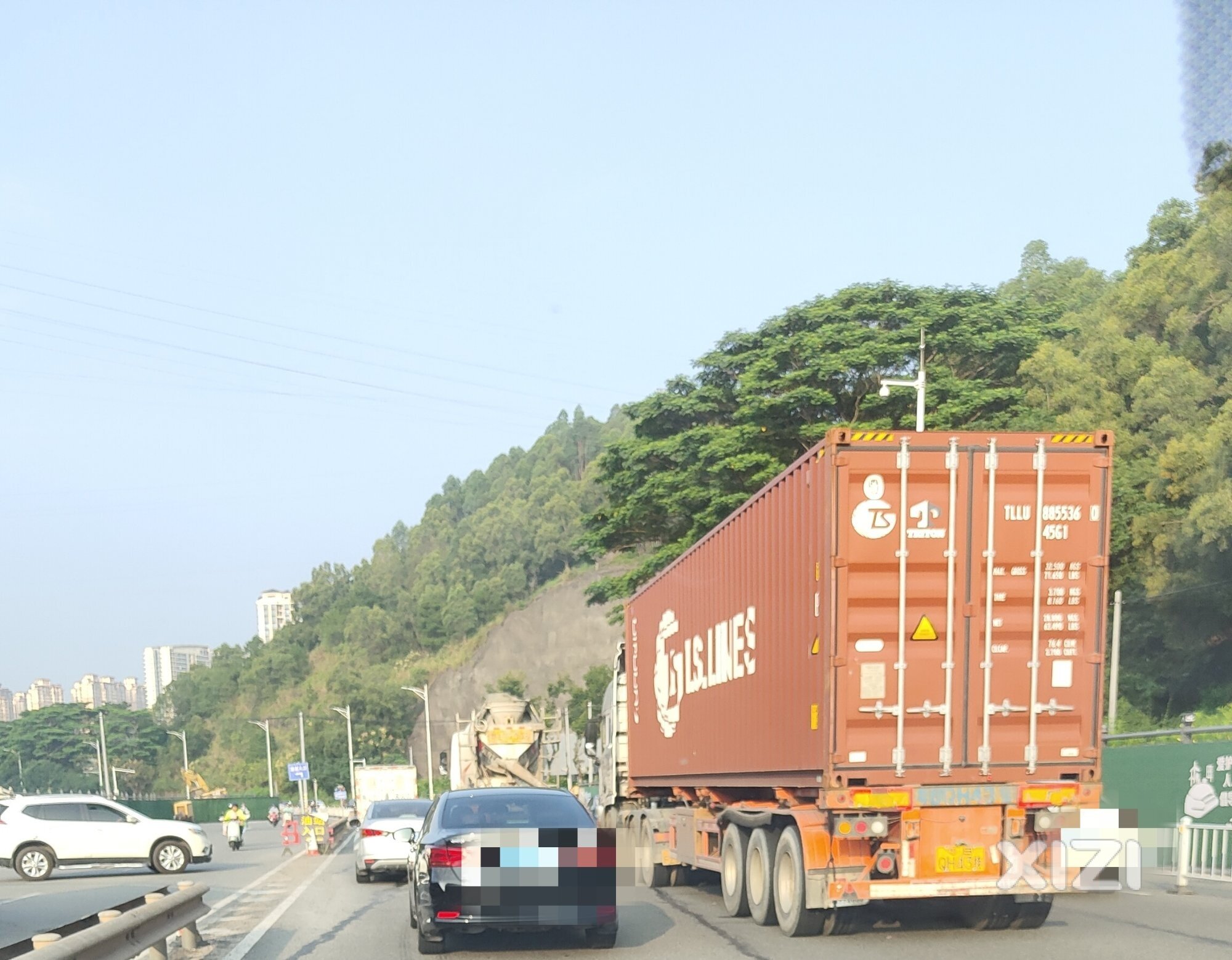 三环路施工期间禁止大车，这个是咋冲进来的