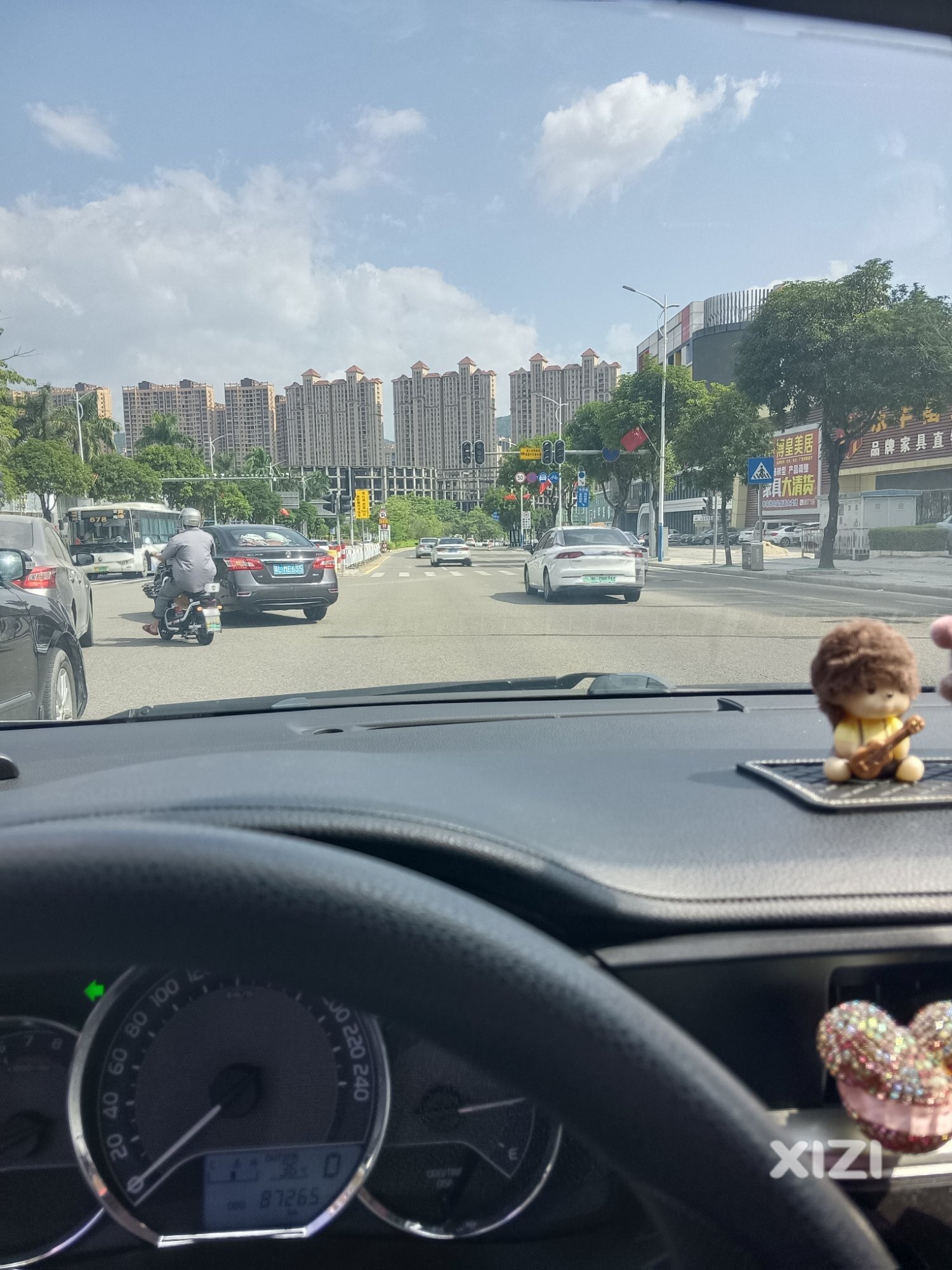 银基路口红绿灯