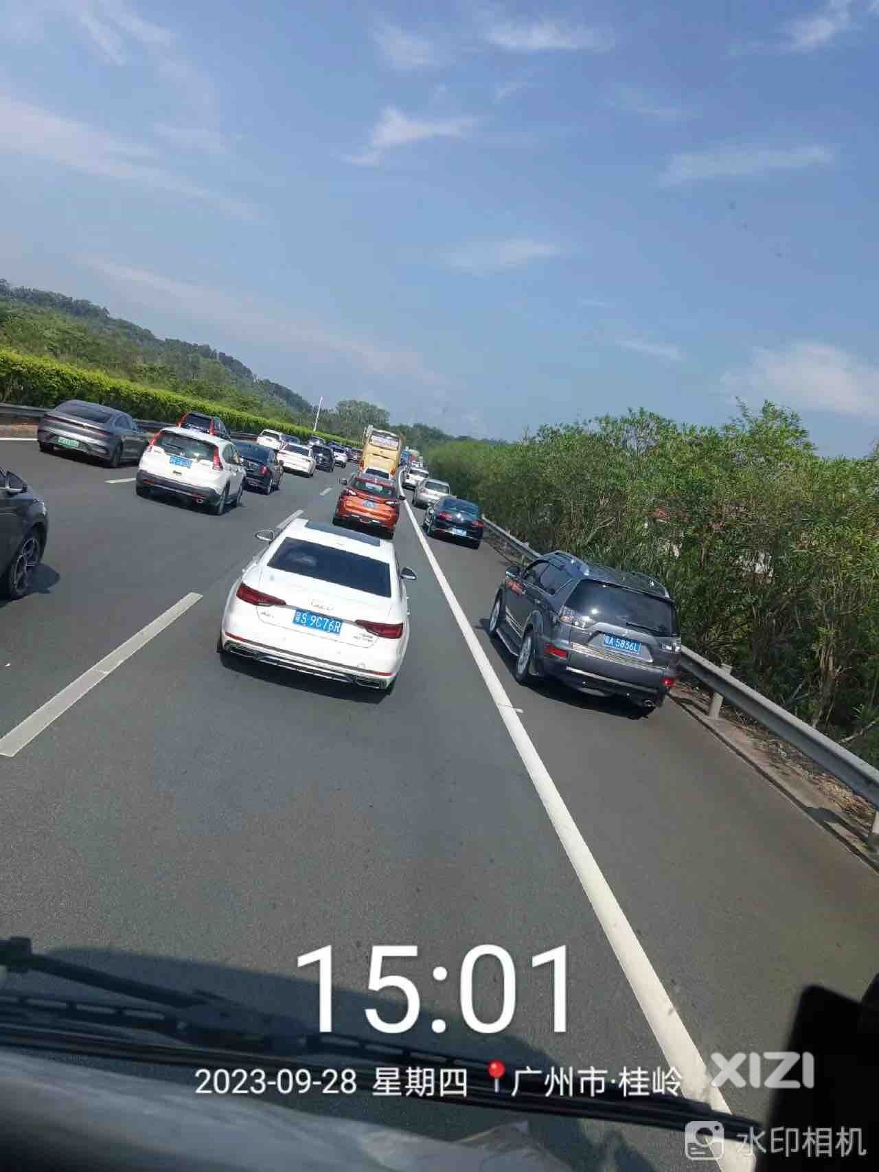 三车道变了四车道不守规矩的人造成堵车的