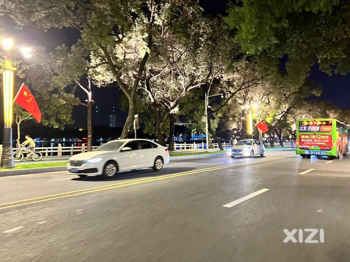 国庆节将近，惠州街头五星红旗随风飘扬，浓浓的喜庆气氛扑面而来，欢迎大家拍照晒图