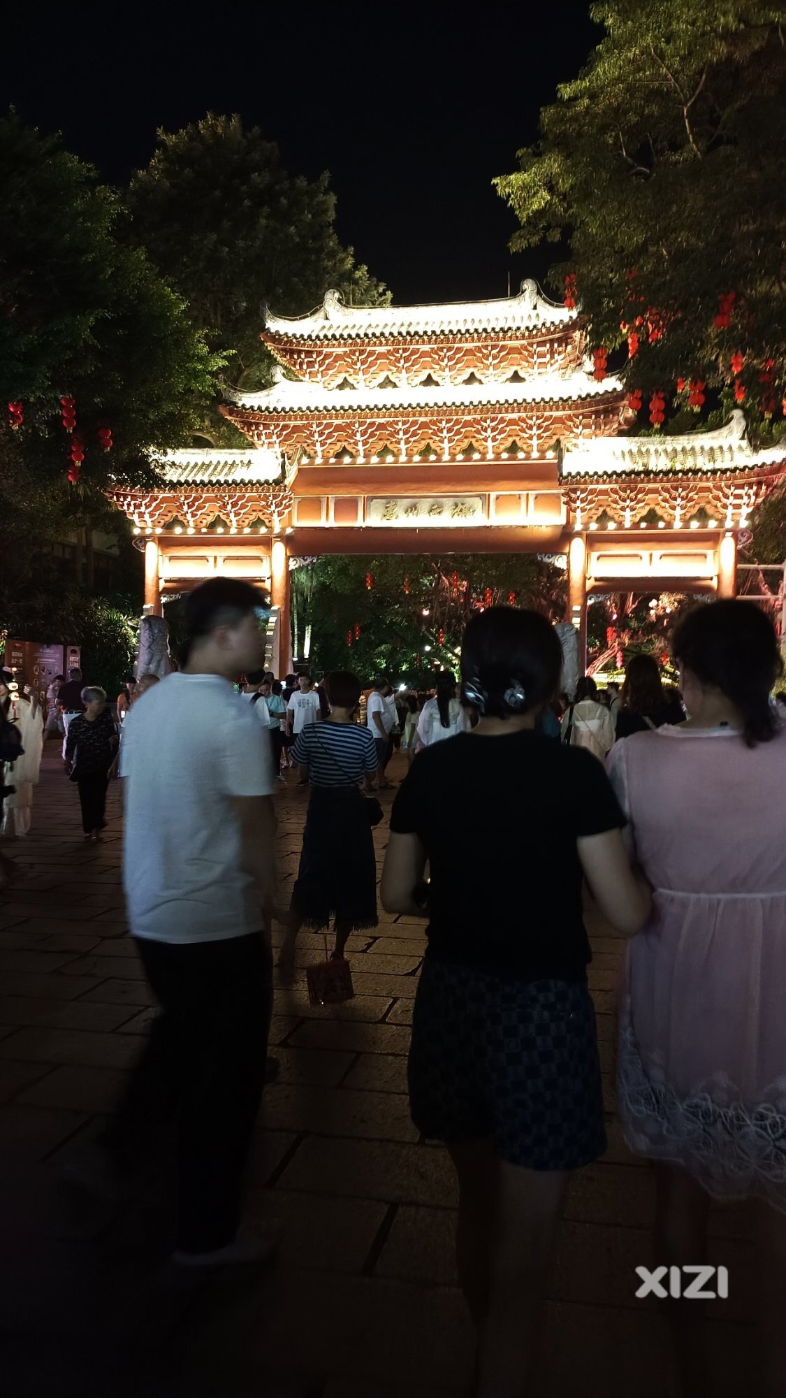 中秋节晚上西湖好热闹