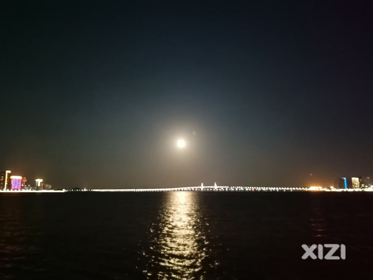 海上升明月，天涯共此