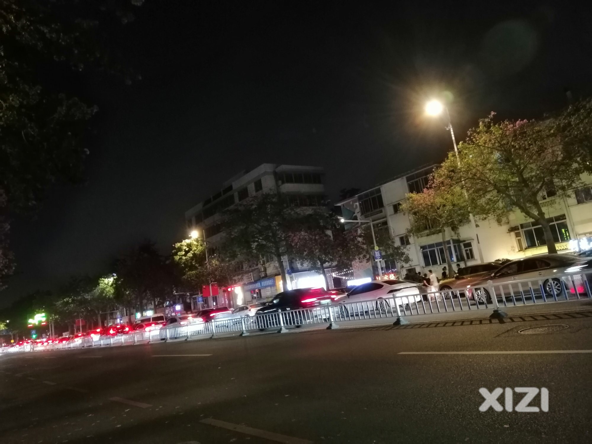 什么情况，下角往市区方向车流好大，堵车厉害。