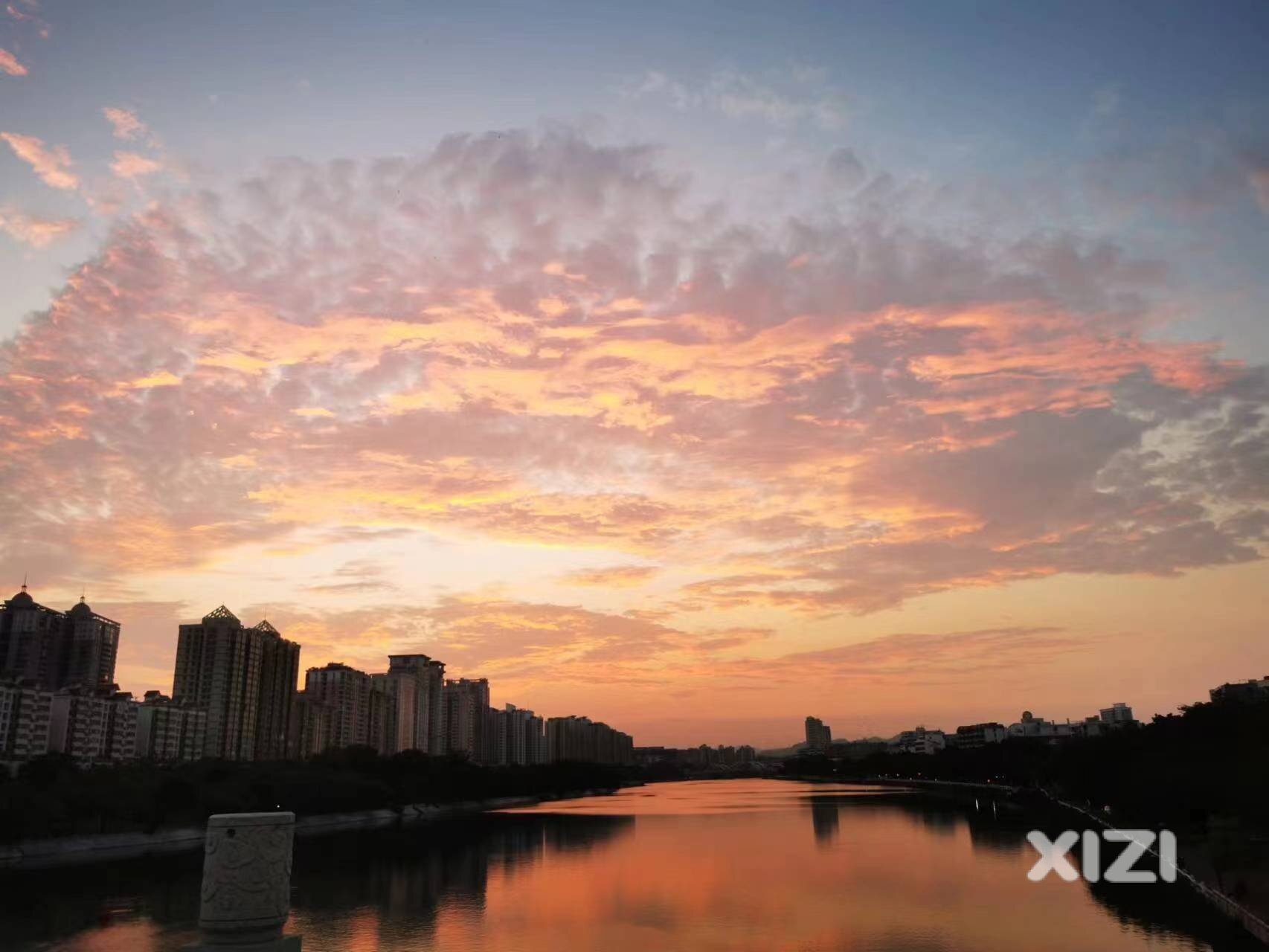 商场大门关，路上人挤人。
