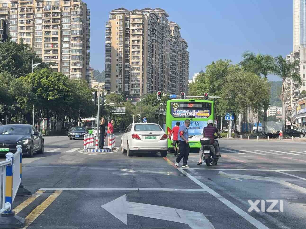 大自然酒店十字路口小擦碰