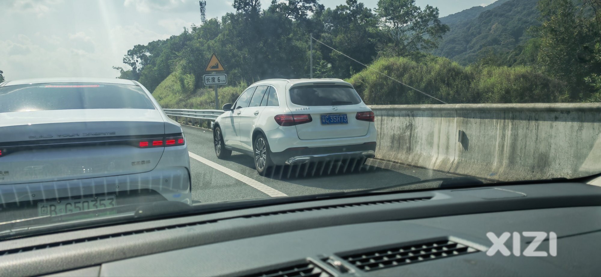 广龙高速堵车走应急车