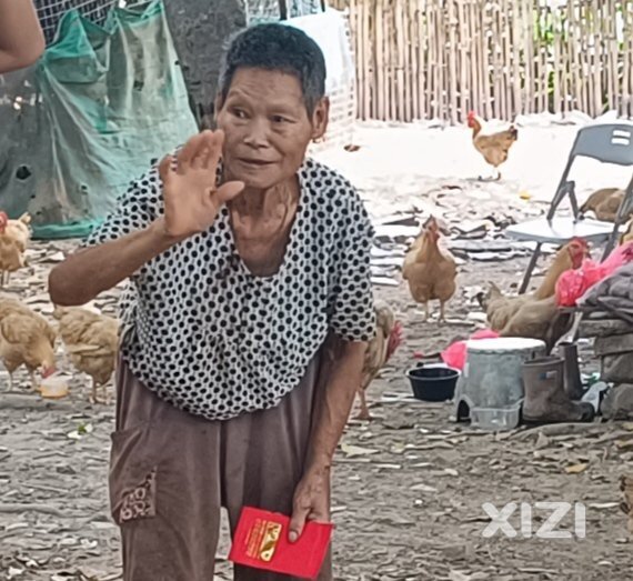 中秋佳节志愿者与困难老人一起过中秋