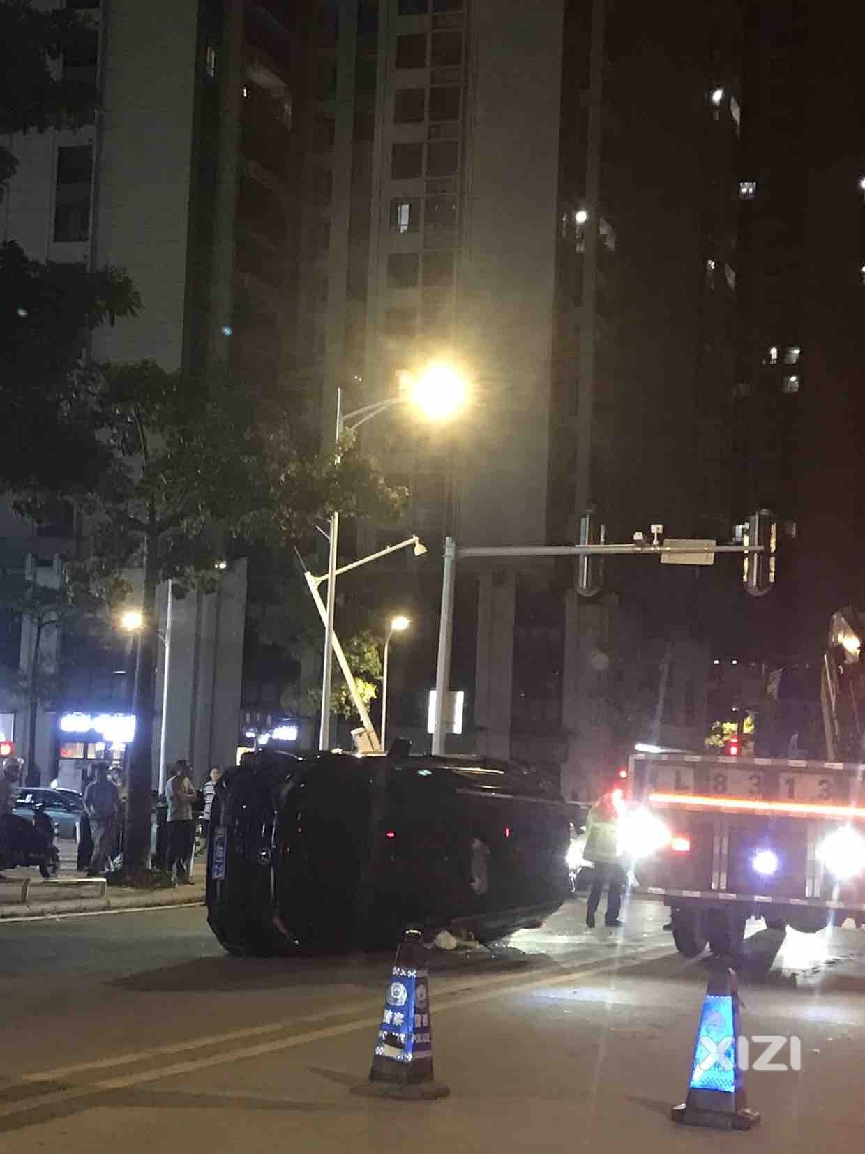 方直君御大堵车，电动汽车撞汽车追尾小车