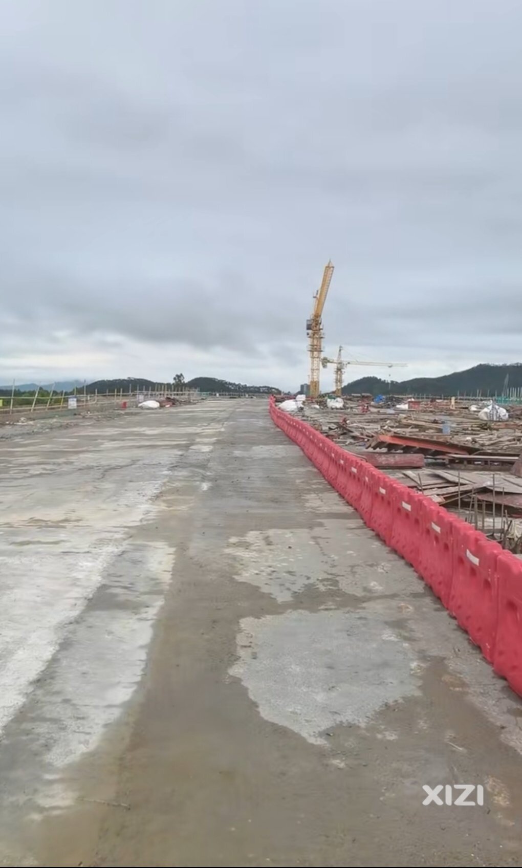 环城西路二期大岭段开始打水泥路面了。平山和白花段建设进度几乎没有