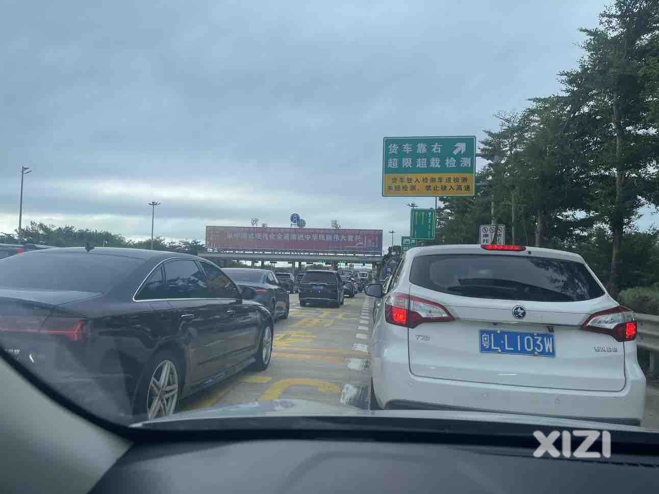这收费站应该取消后撤到数码园！！