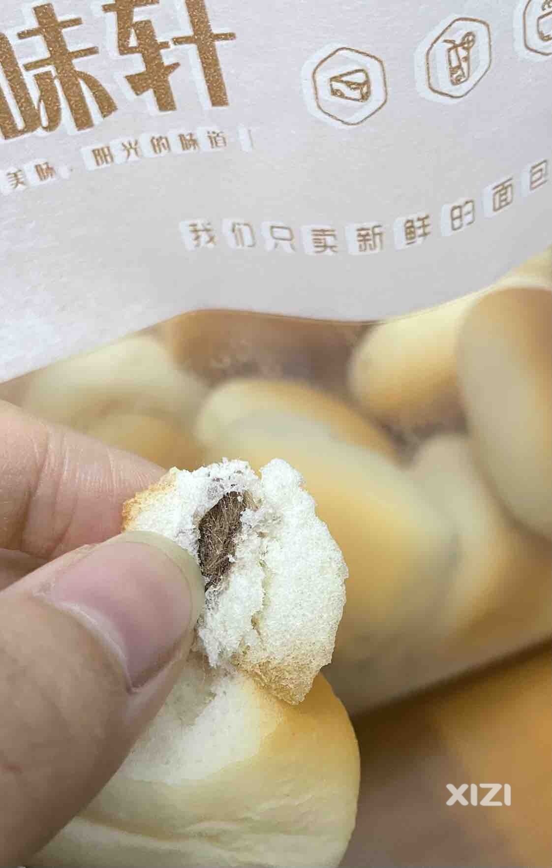 小馒头里吃出焦黑的烟头