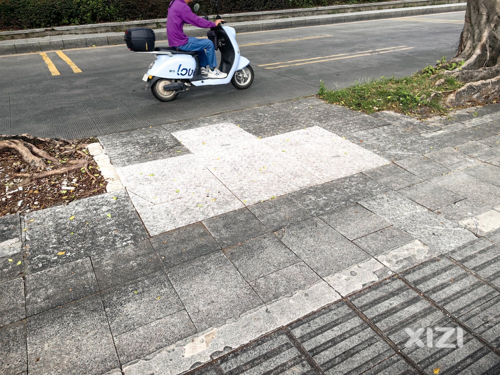 沿江路坑坑洼洼