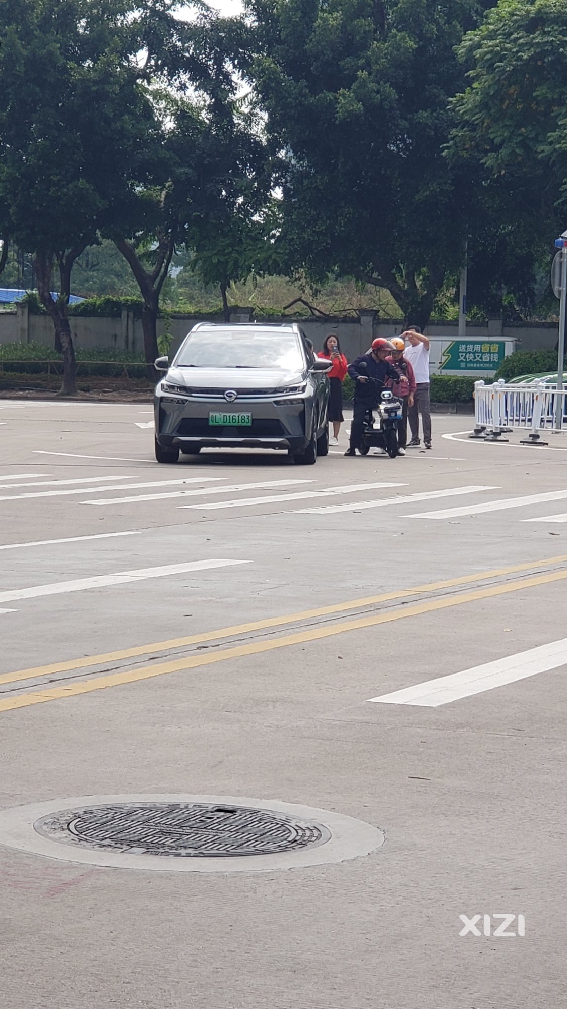 星湖一路电单东与电车