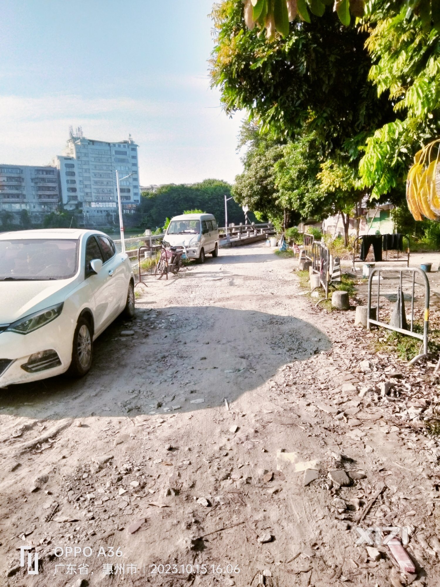 桥东唯一百年未修的泥沙路