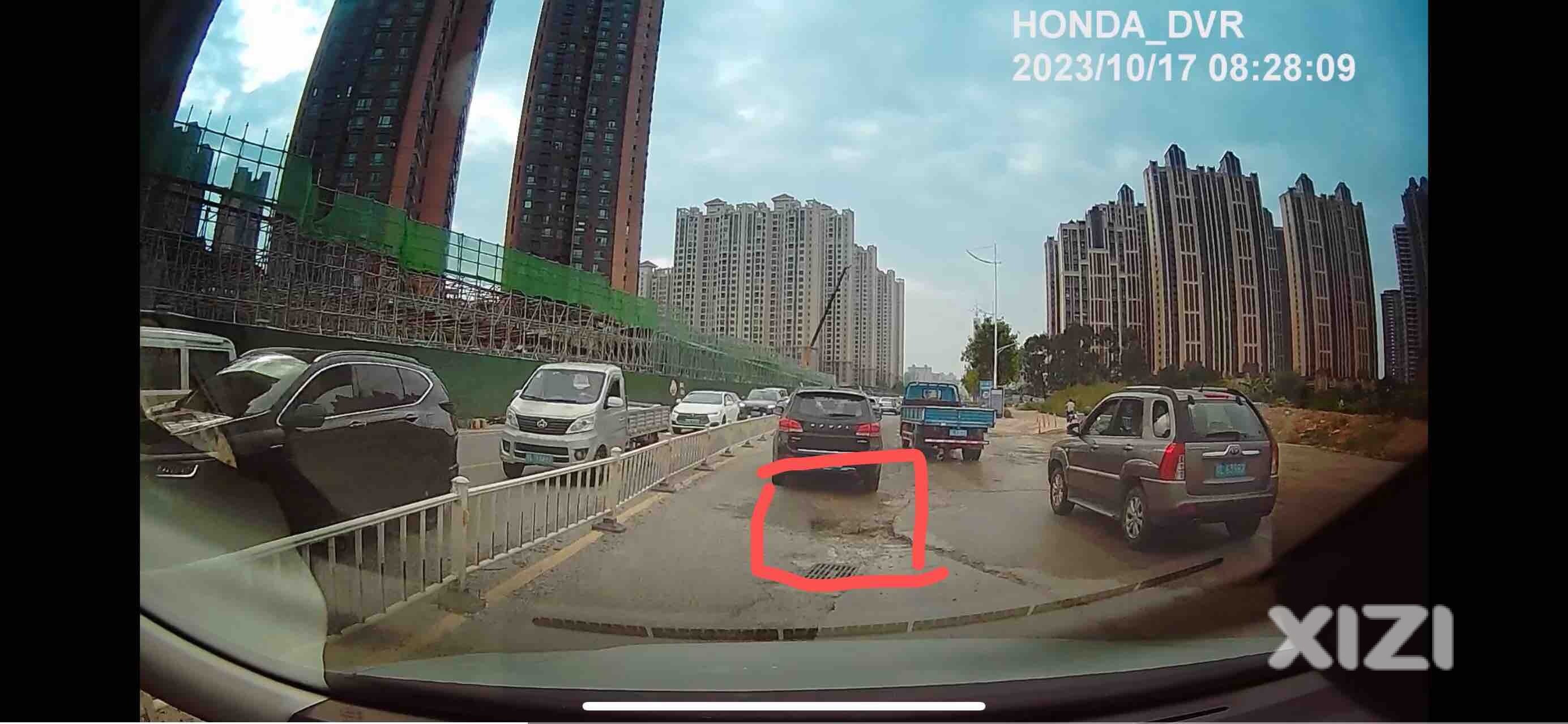 问一下往大湖溪方向，地面那么大的坑没人管？