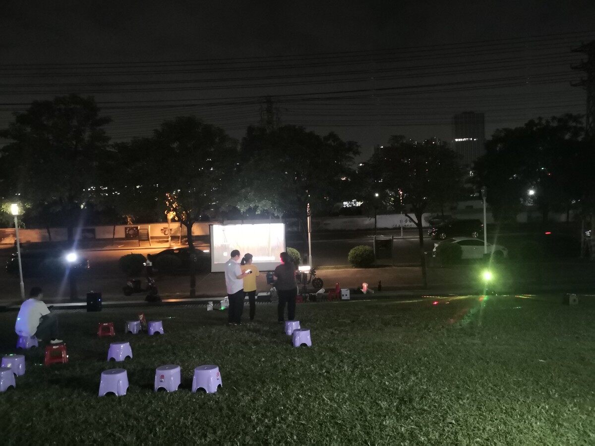 南湖公园里有露天K歌的吗?
