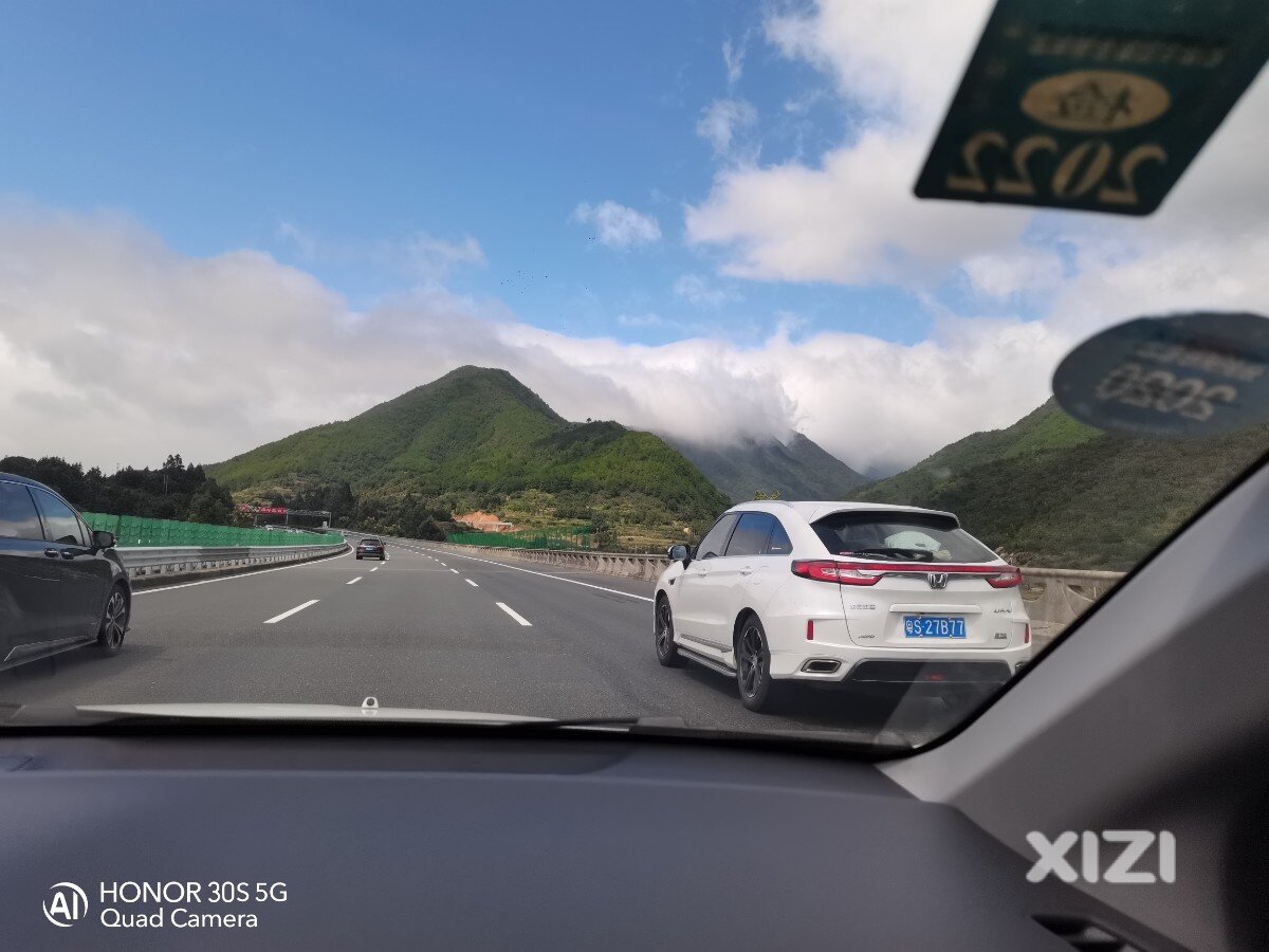 许广高速上看广东第一峰
