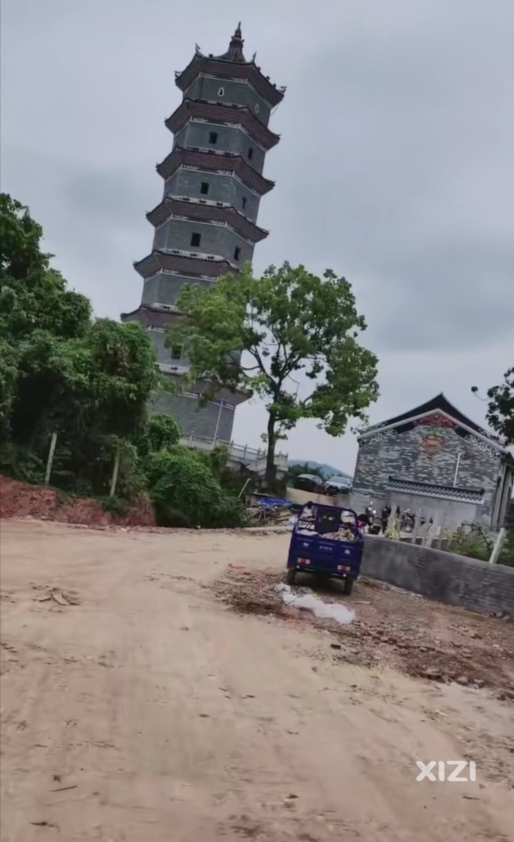 青龙塔下建设中的烧香拜佛的新寺庙预计春节前投入使用